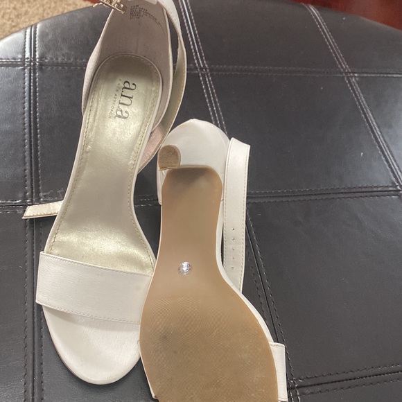 A.n.a pre owned white Slippers shoes 7 1/2 M - Picture 3 of 3